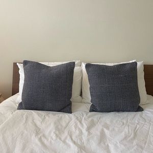 Set of 2 West Elm throw pillows 20x20 navy/gray woven pattern